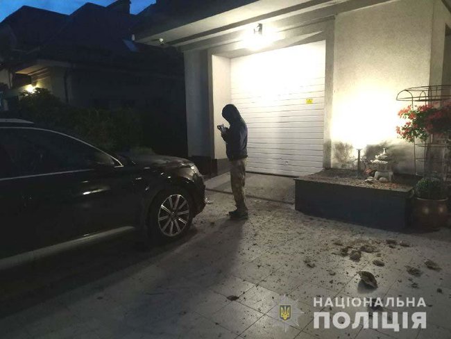 На подвір’я приватного будинку в Рівному кинули гранату 01