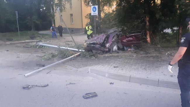 У Львові 21-річна дівчина на Mercedes, намагаючись втекти з місця ДТП, врізалася в дерево і загинула 04