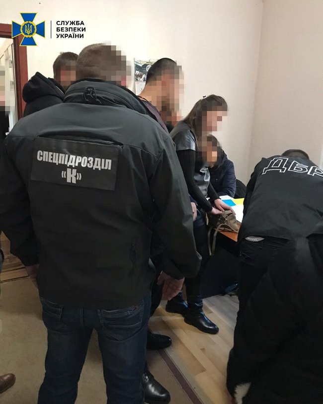 Правоохранители разоблачили коррупционную схему в миграционной службе в Черновицкой области: искусственно завышали стоимость услуг за оформление ID-карт и биометрических паспортов 02