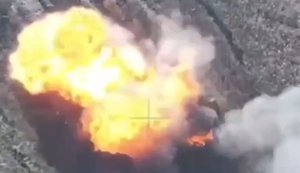 Дроны-камикадзе уничтожили двух оккупантов-мотоштурмовиков, которые запутались в отработанном оптоволокне. ВИДЕО