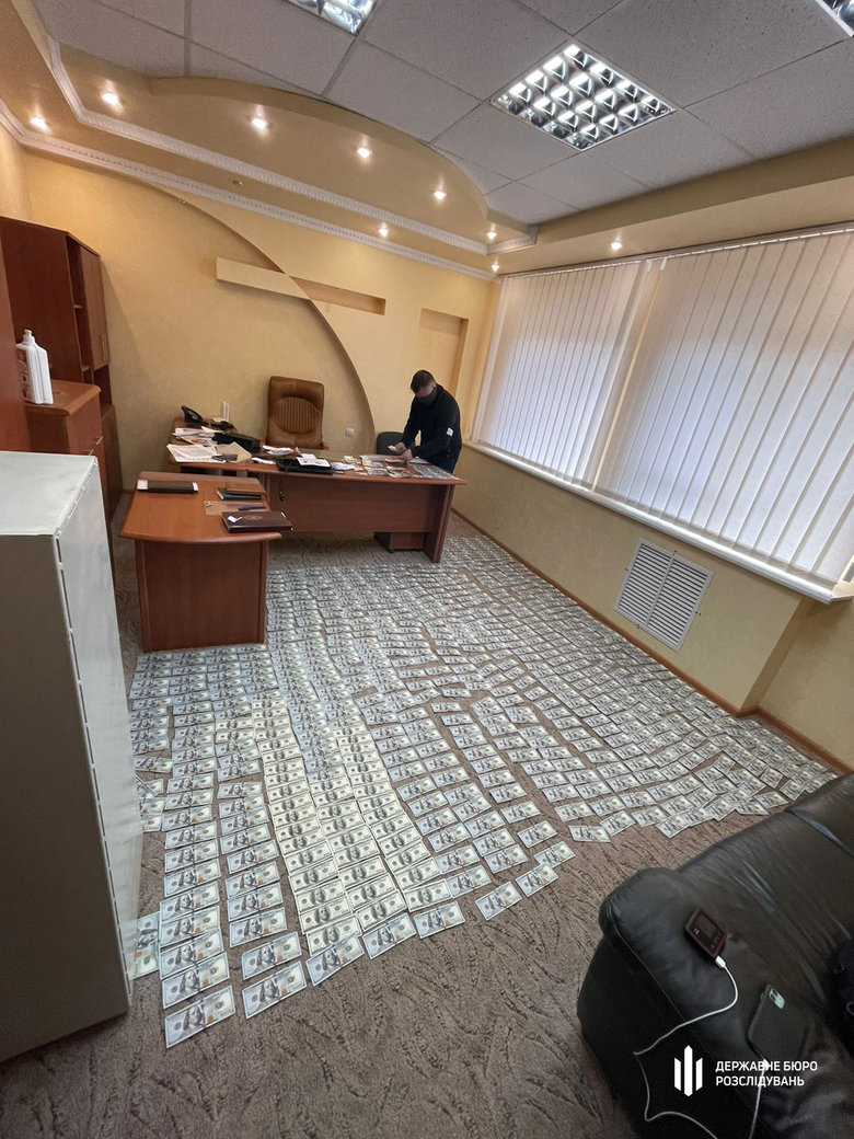 Чиновники Держагентства лісових ресурсів та поліцейські на Тернопільщині встановили лісгоспам щомісячну таксу на роботу в розмірі $1,5 тис., - ДБР 05