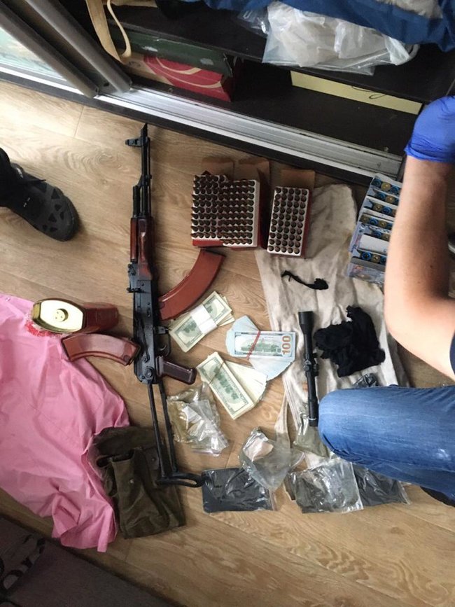 Впіймали угруповання, що торгувало вибухівкою в інтернеті 03