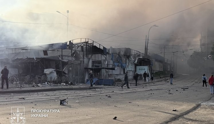 Наслідки комбінованої атаки РФ на Київ: зруйновано ринок і ТЦ, пошкоджено щонайменше 27 багатоповерхівок, музей та школу. ФОТОрепортаж
