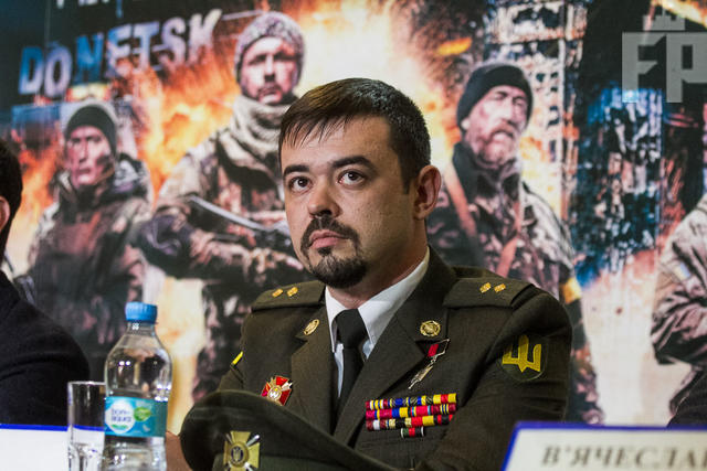 В Запорожье презентовали фильм Киборги: очередь за автографами, переполненный зал и гимн хором 09 В Запорожье презентовали фильм Киборги: очередь за автографами, переполненный зал и гимн хором 09