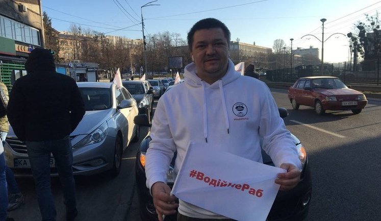 Таксисти протестують у Києві: вимагають у компаній-агрегаторів підвищити мінімальні тарифи та зменшити розмір комісії за свої послуги. ФОТОрепортаж