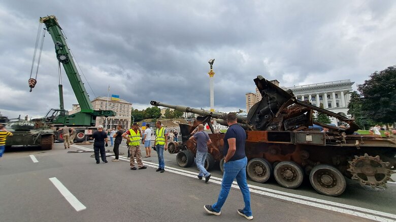 Трофейную российскую технику выставили на Хрещатике 16