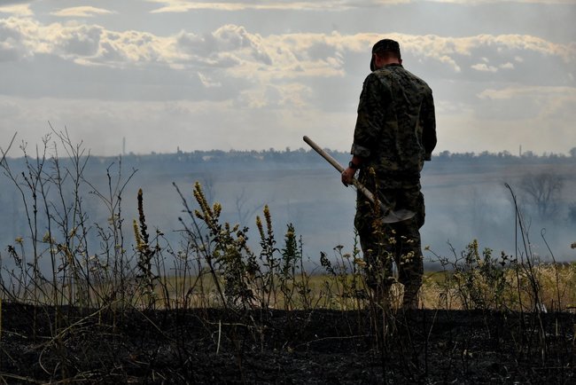 Shells detonate in occupied Donbas, fire reaches Ukrainian positions 02