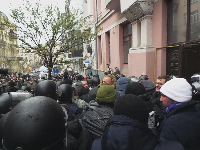 Прихильники Саакашвілі намагаються прорвати кордон поліції 22