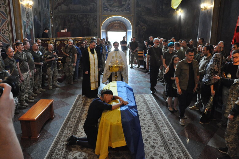 Із загиблим в бою з окупантами воїном Романом Барвінком (Скрипалем) попрощалися в Києві 64