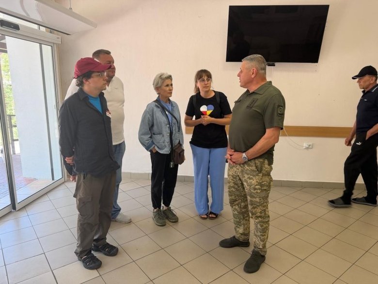 Американський актор Джессі Айзенберг відвідав санаторій прикордонників України. ФОТОрепортаж