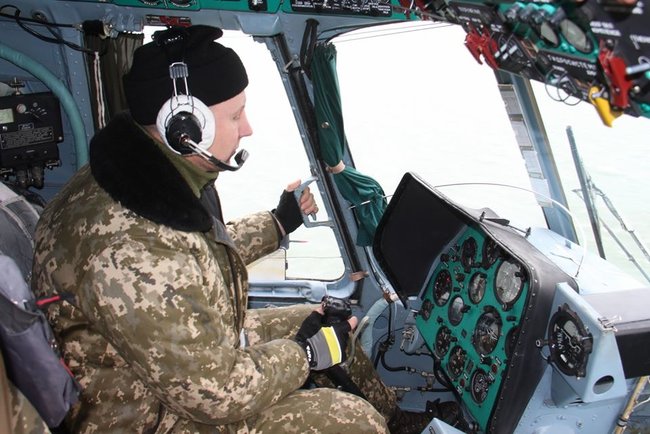 На Приазовї вертоліт Морської авіабригади змусив відійти від українського берега корабель ФСБ Росії, який займався збором розвідданих, - пресцентр ОС 04
