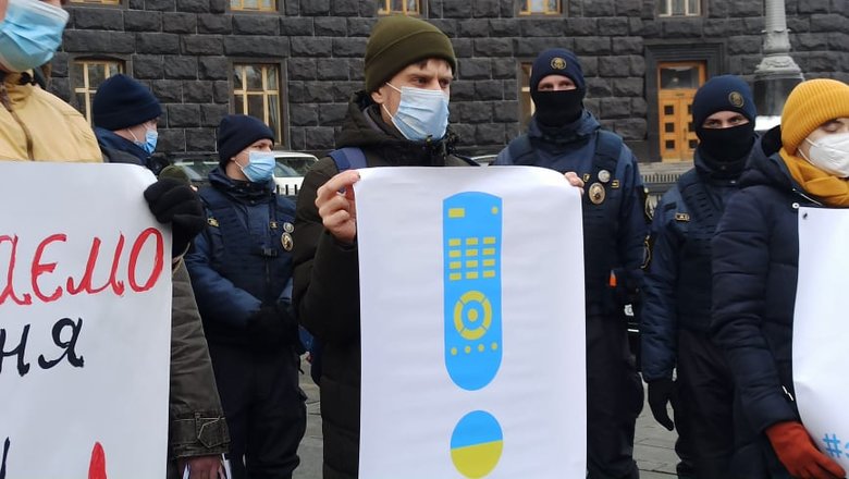 На яку країну працює Кабмін?: активісти пікетували уряд з вимогою забезпечити дотримання закону про мову на телебаченні 09