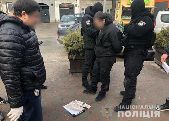 Офицер полиции задержан в Одессе при получении 500 долл. взятки за закрытие уголовного дела 01