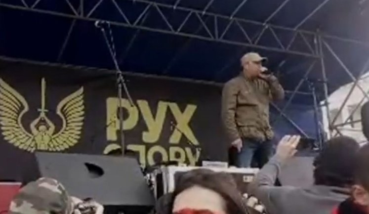 Якщо буде наказ відійти, а громадяни Станиці Луганської, Золотого, Петрівського волатимуть про допомогу, добровольці залишають за собою право зайняти ці позиції, - Лапін. ВIДЕО