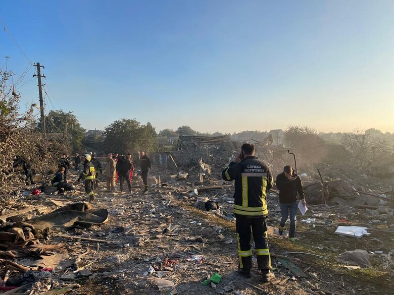 Последствия ракетных ударов по Днепру: есть погибшие и раненые, разрушены дома, изуродован рынок 02