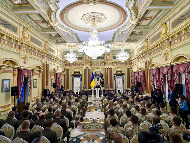 Порошенко вручив державні нагороди до Дня захисника України 01