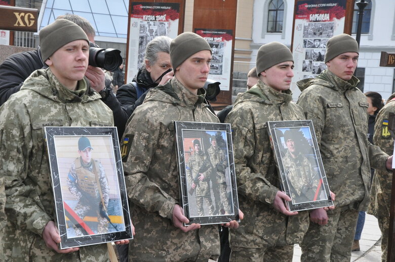Із воїнами Олегом та Микитою Хомюками попрощалися у Києві: Батько та син загинули в бою проти окупантів під Бахмутом 25