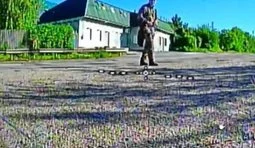 Краткая карьера оккупанта-"спринтера". Россиянин слишком поздно заметил украинский дрон-"ждун" и тщетно пытался убежать