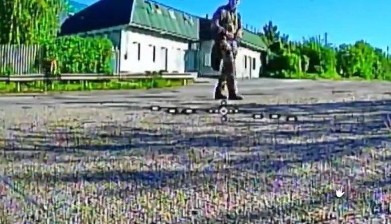 Краткая карьера оккупанта-"спринтера". Россиянин слишком поздно заметил украинский дрон-"ждун" и тщетно пытался убежать
