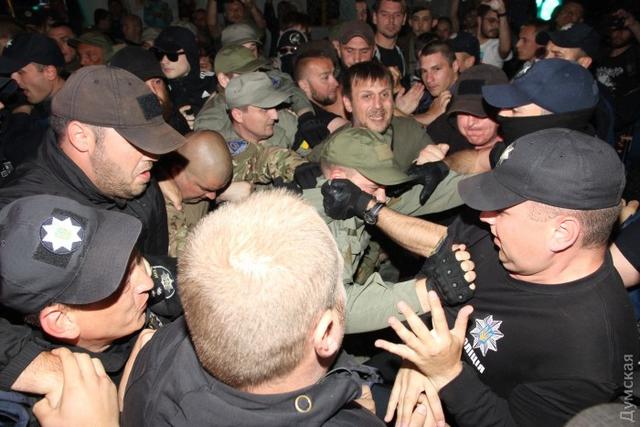 Вату геть!: Активісти зірвали концерт співачки Лободи в Одесі 04