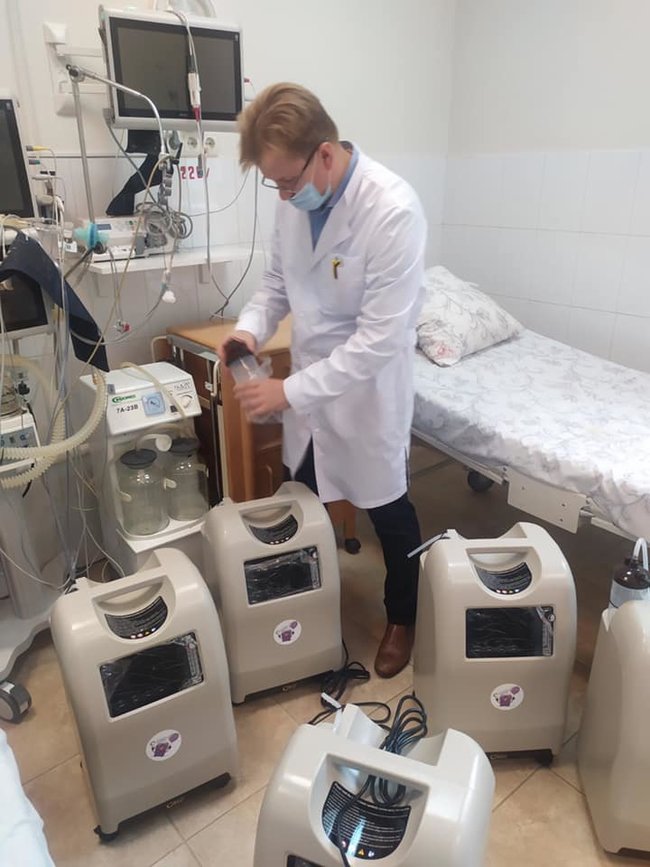 Волонтер Катерина Ножевнікова: У нас були випадки, коли люди на сусідніх ліжках виривали один в одного кисневу маску 02