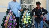 Януковичу принесли поминальные венки. ФОТОрепортаж