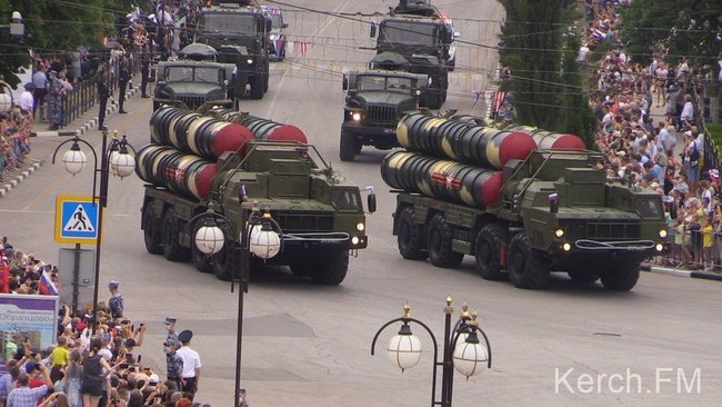 Оккупанты провели в Крыму сразу два военных парада 16