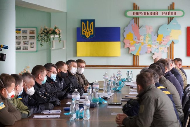 Рассматриваются две версии возникновения пожаров на Житомирщине - суховеи и умышленный поджог, - Аваков 02