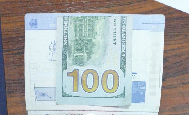 Двум иностранцам на три года запретили въезд в Украину за попытку подкупа сотрудника Госпогранслужбы 01