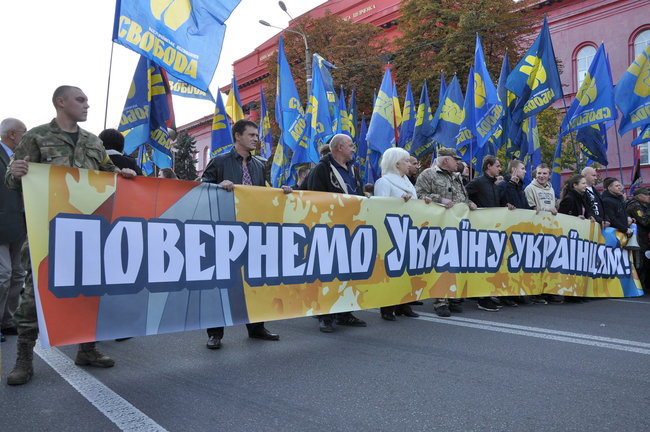 Националисты провели в центре Киева Марш УПА 01