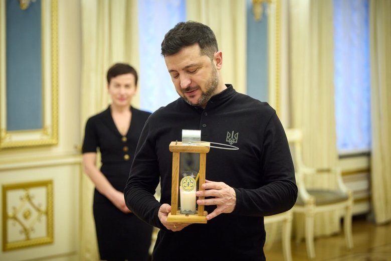 Зеленський прийняв Вифлеємський вогонь миру від скаутів