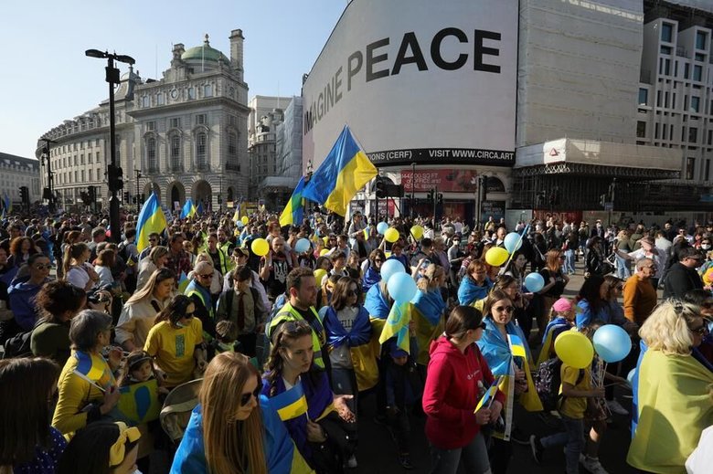Плече до плеча. У Лондоні відбувся багатотисячний мітинг на підтримку України 04