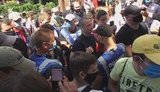 "Ганьба, ганьба, ганьба!": активісти біля Апеляційного суду "заглушили" журналіста каналу "ZIK". ВІДЕО+ФОТОрепортаж