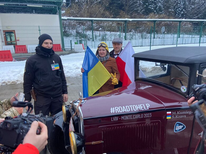 Украинка на ретро-автомобиле откроет гонку в Монте-Карло 03