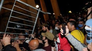 Сербы пошли на штурм парламента из-за усиления карантина. ФОТОрепортаж