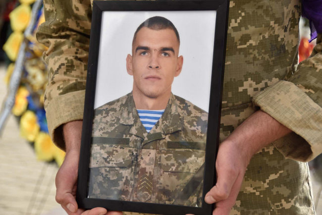 Загиблого на Донбасі воїна-спецпризначенця Максима Кондратюка поховали в Красилові Хмельницької області 02