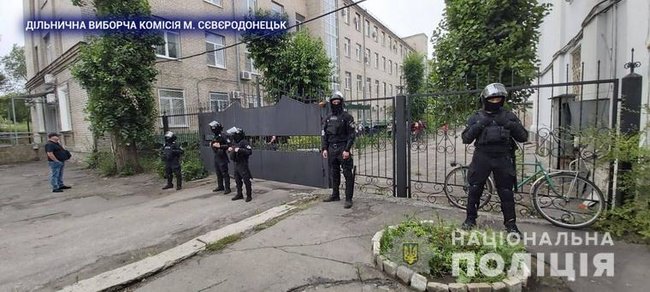 Поліція Луганщини посилила охорону ОВК у Сєверодонецьку та Щасті 02
