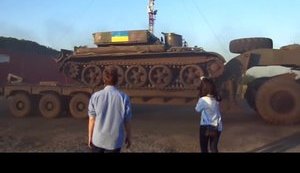 Под Славянск движется большая колонна бронетехники