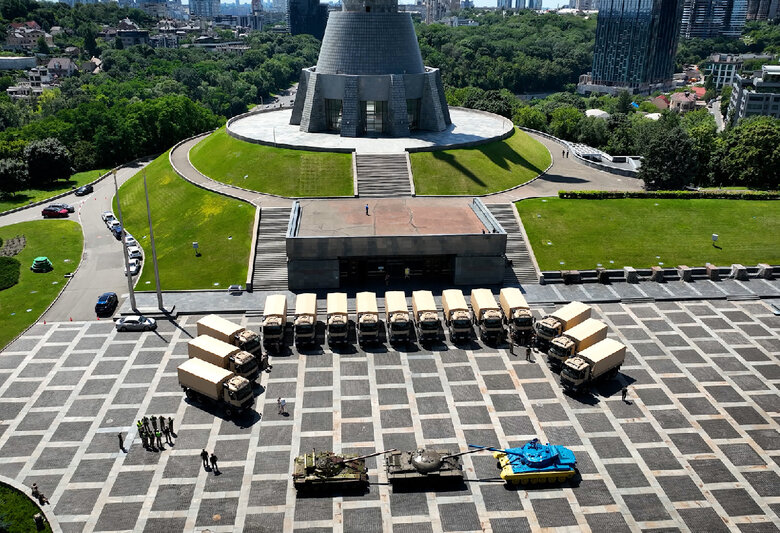 Німеччина передала українським прикордонникам 41 вантажівку