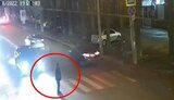 У Дніпрі чоловік намагався перейти дорогу на "зебрі": водії не пропускали пішохода, а потім його збив позашляховик. ВIДЕО