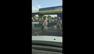 "Хлопці, не робіть ганьбу, бл#дь": водії на Львівщині скористалися аварією вантажівки і почали красти пиво. ВІДЕО