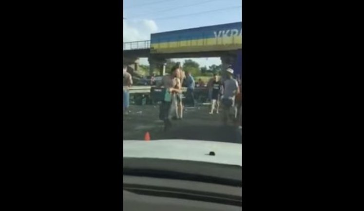 "Хлопці, не робіть ганьбу, бл#дь": водії на Львівщині скористалися аварією вантажівки і почали красти пиво. ВІДЕО