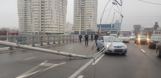 На Шулявском мосту в Киеве упали столбы освещения 02