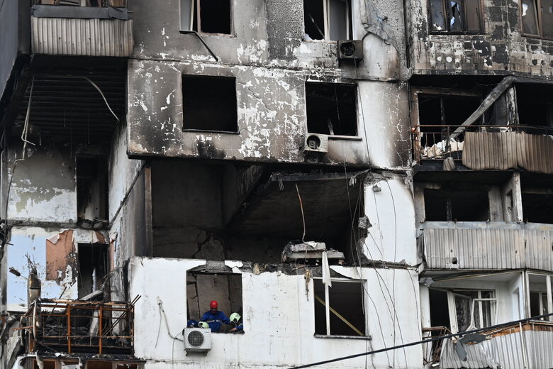Рятувальники розбирають завали в будинку в Києві, де вибухнув газ 02