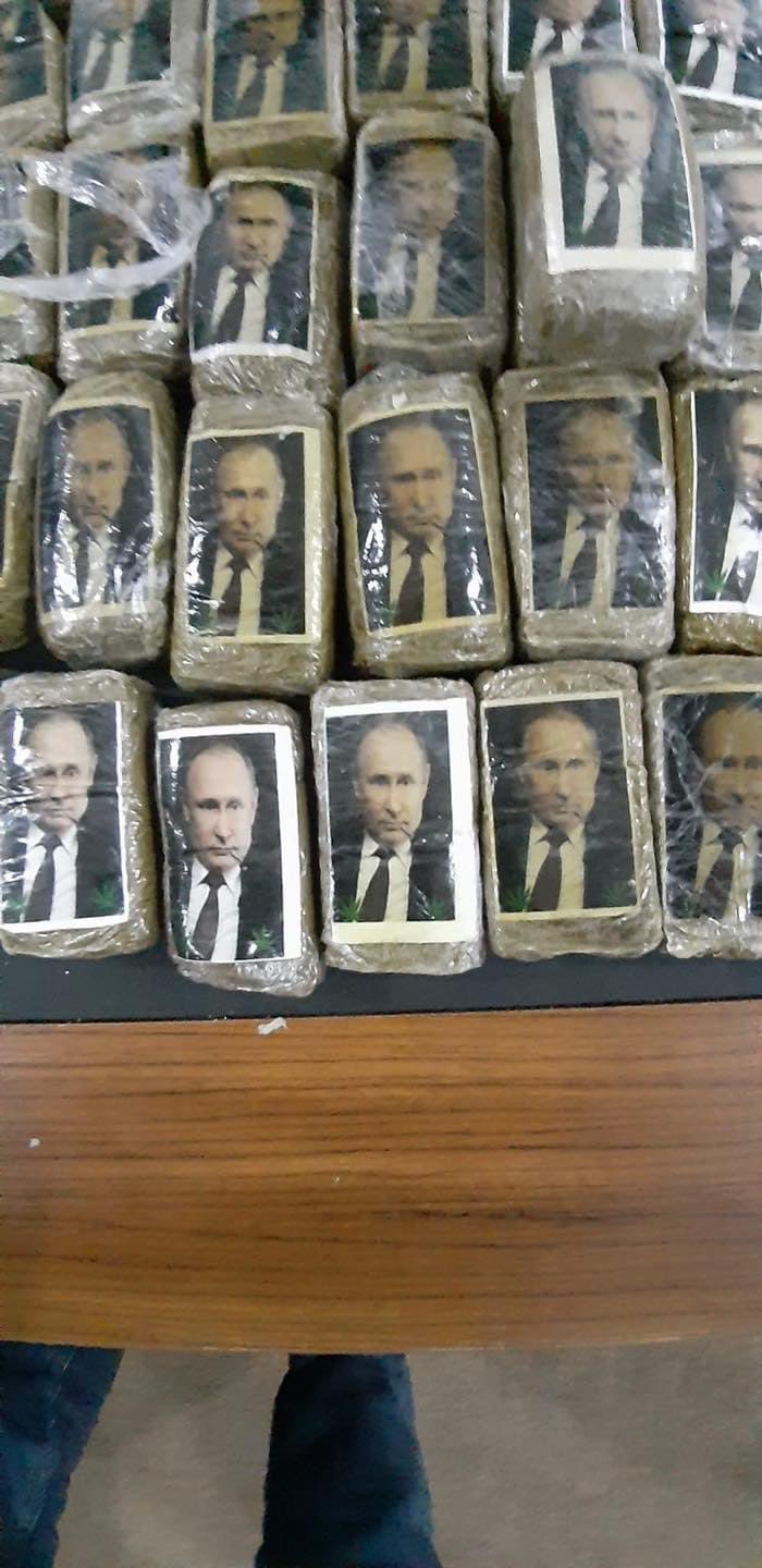 Более 300 упаковок гашиша с изображением Путина было обнаружено на берегу моря в Ливии 01