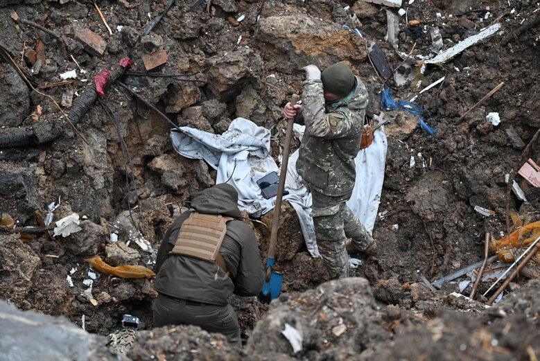 Consequences of Russian missile strike on house in Solomianskyi district of Kyiv 40