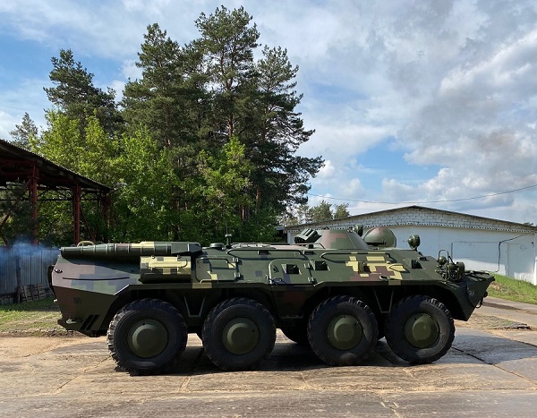 Киевский бронетанковый завод передал военным 9 отремонтированных БТР-80 06