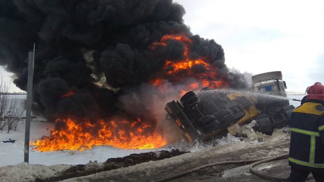 Автоцистерна перевернулась и загорелась в Полтавской области 01
