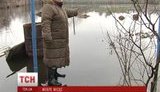 Киевщина с каждым днем ​​все больше уходит под воду, а на Черниговщине прорвало дамбу. ВИДЕО