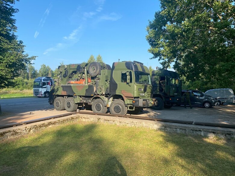 В Естонії почали демонтаж радянських пам’ятників, першим перемістять танк Т-34 у Нарві 01